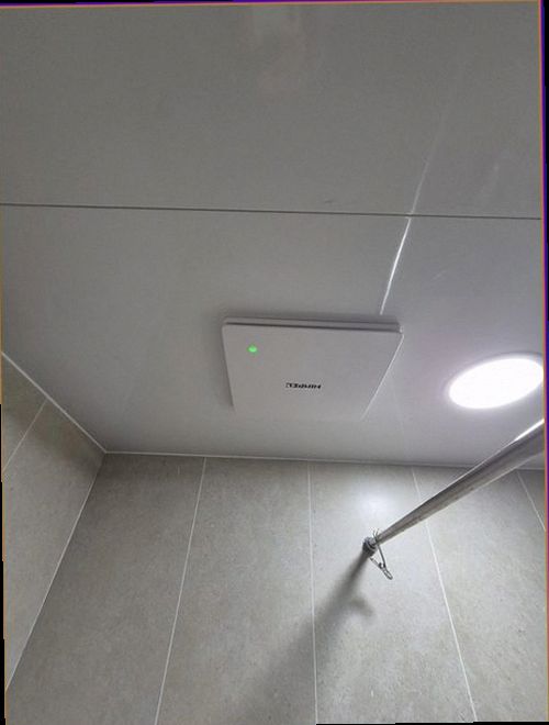 옹진군 누수탐지 욕실 바닥과 벽면의 습기 흔적을 확인하는 현장 모습