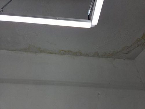 누수탐지 배관과 주변 표면의 수분 변화를 확인하는 점검 과정