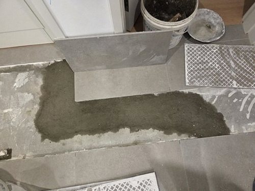 누수탐지 실내 수분 상태와 배관 주변을 순서대로 확인하는 점검 과정
