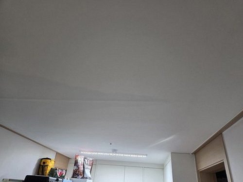 누수탐지 배관 경로와 천장 흔적을 함께 점검하는 모습