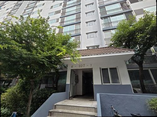 누수탐지 압력 시험 장비로 우수관 이음매를 확인하는 장면