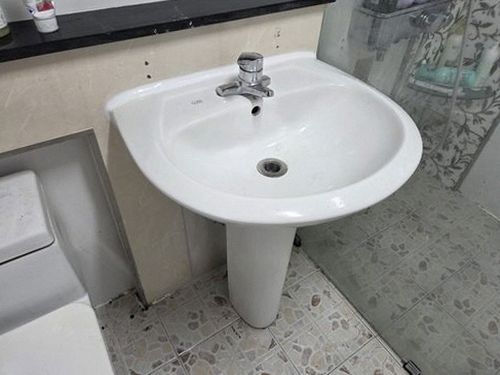 누수탐지 점검 기록표와 계량기를 함께 확인하는 장면