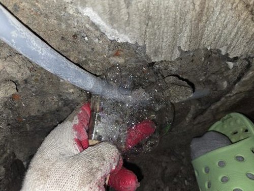 누수탐지 배관 주변을 장비로 점검하며 의심 구간을 확인하는 장면