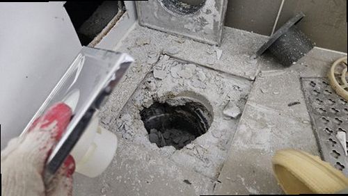 누수탐지 벽면과 천장 경계 부위를 점검하는 장면
