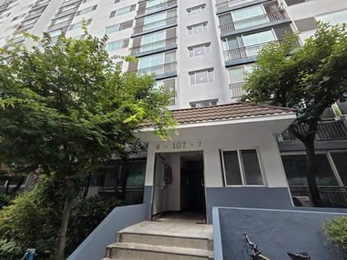 누수탐지 보수한 베란다 접합부와 배수구 주변을 확인하는 모습