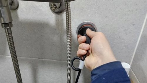 누수탐지 점검 후 보수 범위와 주변 상태를 확인하는 모습