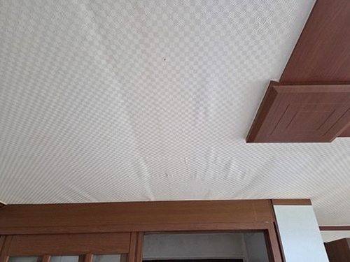 누수탐지 배관과 주변 마감 상태를 단계적으로 점검하는 모습