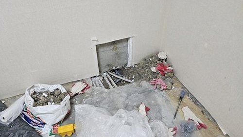 누수탐지 열화상 카메라로 천장 면을 확인하는 장면