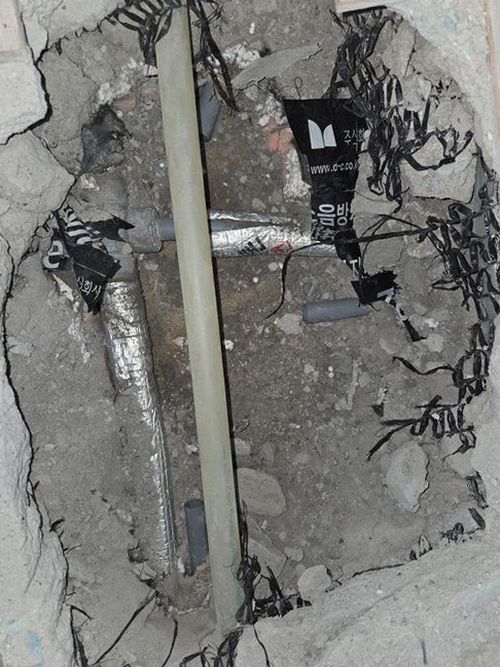 누수탐지 누수 의심 구간과 배관 위치를 대조하며 점검하는 모습
