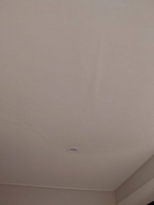 누수탐지 점검 결과를 정리한 기록지와 천장 자재 샘플