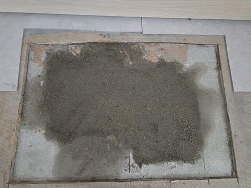 누수탐지 배관 점검 장비로 벽체 내부 습기를 확인하는 장면