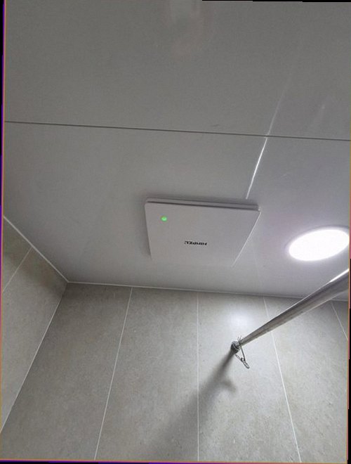 누수탐지 원인 구간을 확인한 뒤 복구 상태를 점검하는 모습