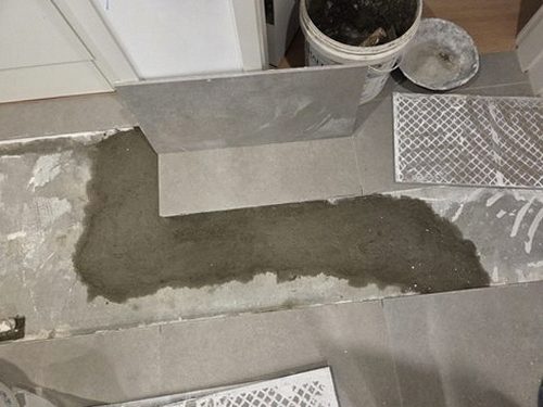 누수탐지 천장 모서리 얼룩과 벽지 들뜸을 살피는 점검 장면