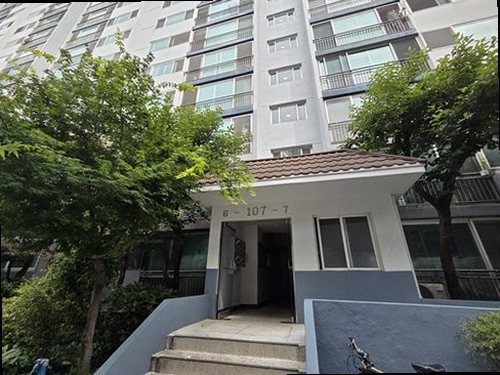 누수탐지 베란다 바닥 타일 줄눈과 배수구 주변을 점검하는 현장 장면