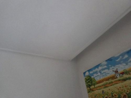 누수탐지 점검 결과와 견적 항목을 나란히 비교하는 자료 정리 장면