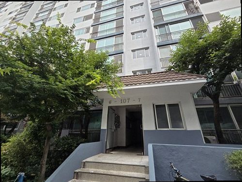 누수탐지 보수 후 보일러 압력과 분배기 주변 상태를 점검하는 모습