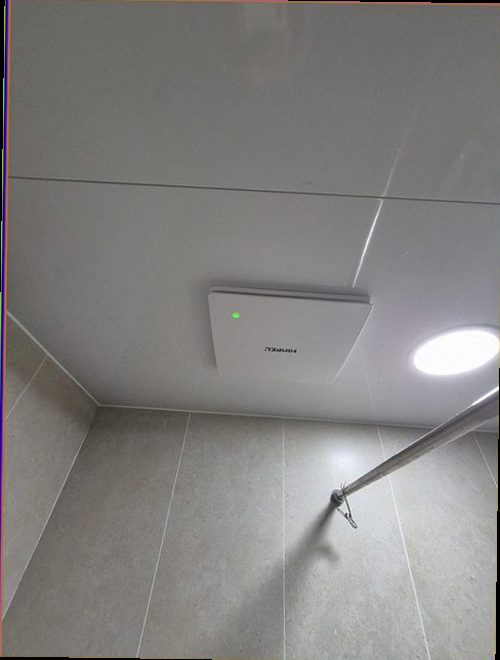 강화군 누수탐지 욕실 벽 하단에 남은 습기와 변색 흔적