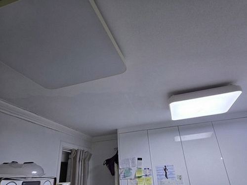 누수탐지 안방 벽지 젖음 흔적을 살펴보는 점검 장면