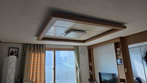 누수탐지 안방 천장과 벽면에 번진 얼룩을 확인하는 현장 모습