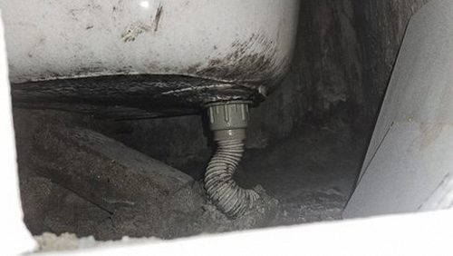 누수탐지 정비가 끝난 싱크대 하부장 배관 주변의 마감 상태
