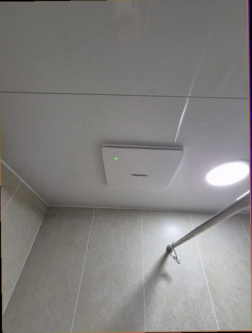 안성 누수탐지 욕실 바닥과 벽면의 누수 흔적을 확인하는 모습