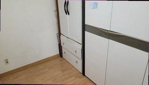마포구 누수탐지 천장 모서리에 번진 누수 흔적과 바닥에 놓인 물받이