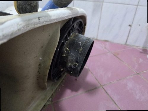 강남구 누수탐지 천장 얼룩과 주변 습기 상태를 확인하는 모습