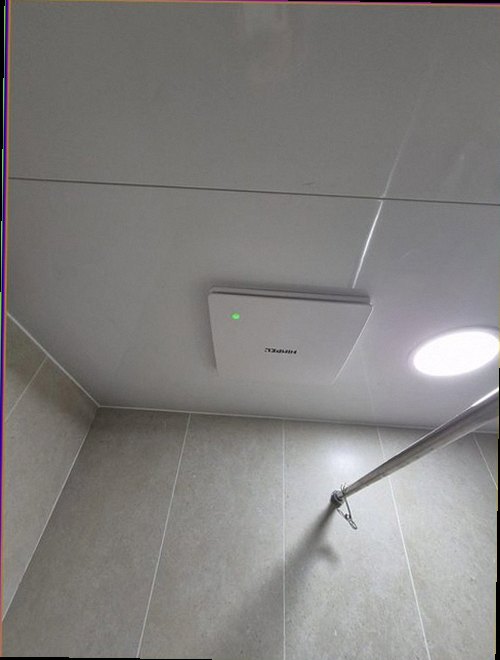 서대문구 누수탐지 실내 누수 현장에서 계량기와 배관 상태를 확인하는 모습