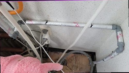 김포 누수탐지 수분 측정기로 욕실 바닥 주변의 수치를 확인하는 모습