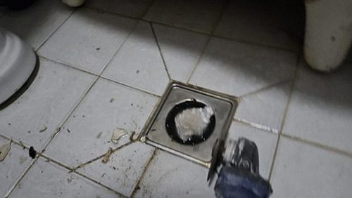 강북구 누수탐지 점검 전 물자국과 주변 배관 상태를 기록하는 모습