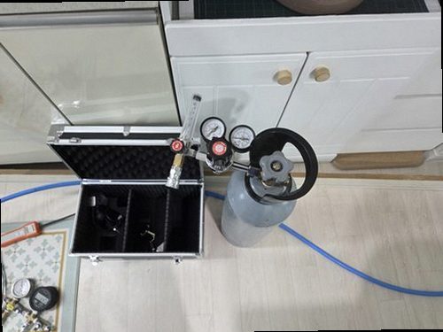 강북구 누수탐지 벽과 바닥의 누수 흔적을 살피며 위치와 변화를 기록하는 모습