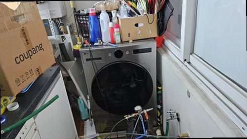 강북구 누수탐지 베란다 바닥과 벽면의 물자국 및 주변 상태를 살피는 모습