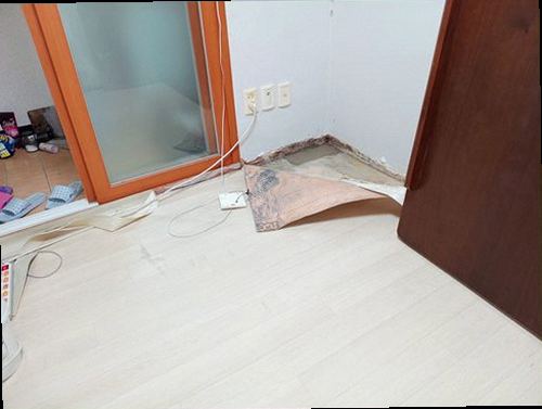 누수탐지 벽면 얼룩과 배관 주변 상태를 살펴보는 점검 현장