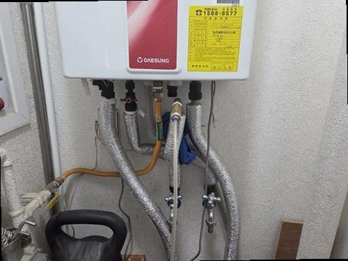광진구 누수탐지 벽면의 얼룩과 바닥 주변 습기를 살펴보는 점검 장면