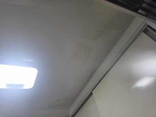 구로구 누수탐지 누수 원인 확인 후 천장 손상 범위와 건조 상태를 살펴보는 모습