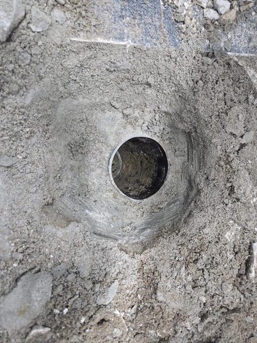 누수탐지 배관 점검 결과를 비교표로 정리하는 모습