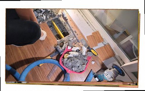 누수탐지 배관 연결부를 점검하고 부분 보수하는 작업 과정