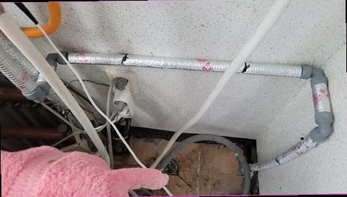 누수탐지 배관 주변 수분 반응과 점검 결과를 비교하는 장면
