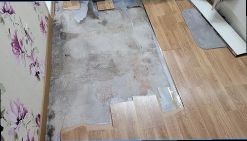 관악구 누수탐지 난방 배관과 분배기 연결부를 점검하는 모습