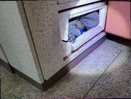 서초구 누수탐지 보수 후 난방 배관 압력과 주변 바닥을 재확인하는 모습
