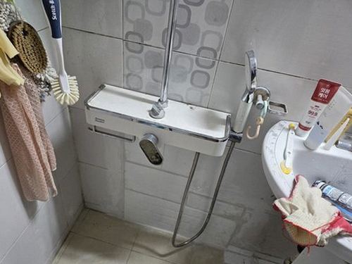 누수탐지 욕실 바닥 배수구 주변을 점검하는 모습