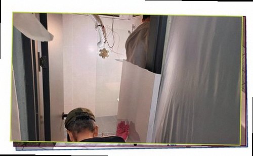 성북구 누수탐지 천장 누수 흔적과 배관 주변을 확인하는 모습