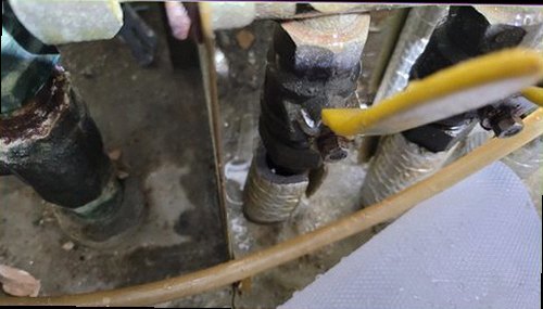송파구 누수탐지 주택 내부 배관 누수 점검 위치를 확인하는 모습