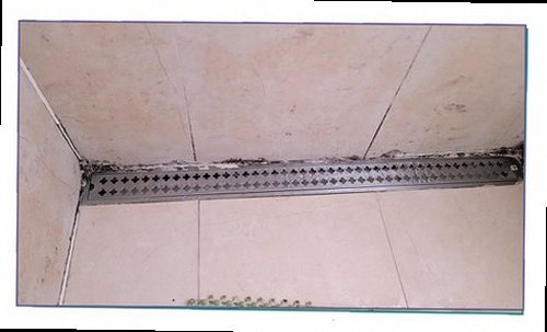 용산구 누수탐지 천장과 벽면에 나타난 누수 흔적을 확인하는 모습