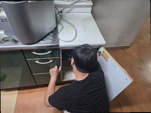 누수탐지 배관 이음부 누수 여부 확인 모습