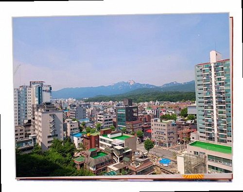 종로구 누수탐지 벽면과 바닥 경계의 습기 및 변색을 확인하는 모습