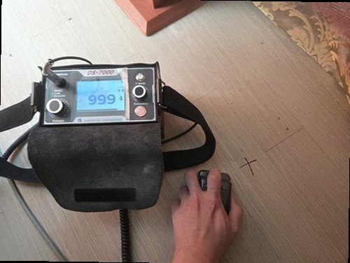 누수탐지 점검 결과를 바탕으로 벽면과 배관 주변을 비교하는 모습