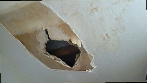 영등포구 누수탐지 베란다 바닥과 벽면에 나타난 누수 흔적을 확인하는 현장