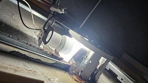 누수탐지 천장 얼룩의 확산 경계를 기록하는 점검 장면