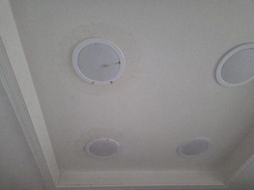 누수탐지 천장 모서리에 번진 얼룩을 날짜별로 기록한 메모와 사진